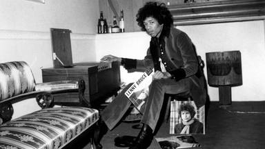 Jimi Hendrix en su casa de Londres con sus discos (Petra Niemeier - K & K).