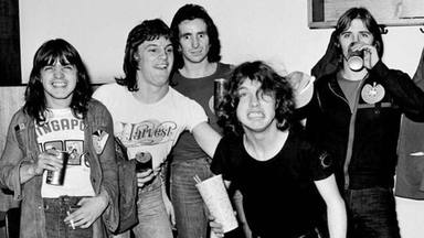 Mark Evans relata cómo fue su brutal despido de AC/DC: "Me enteré de que me echaban en mi cumpleaños"