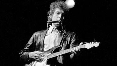El día que Bob Dylan cambió su guitarra y dejó en shock al mundo
