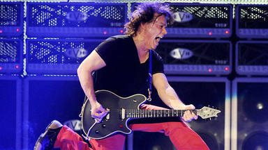 Sale a la luz la verdad detrás de la espantosa interpretación de "Jump" por parte de Van Halen en 2007