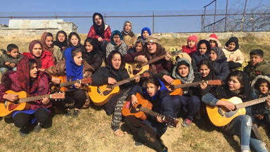 Lanny Cordola, el veterano guitarrista americano desesperado por evacuar a sus alumnas de Afganistán