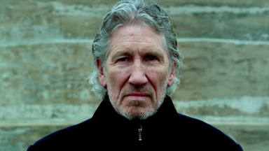 Escándalo con Roger Waters en Londres: sale al escenario, se pone a leer y manda a la audiencia “a la mierda”