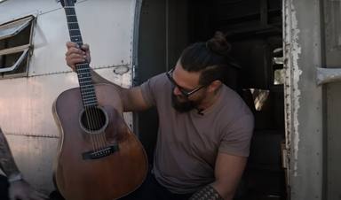 Jason Momoa se hace con una de las guitarras más exclusivas del mundo: “Es un verdadero privilegio”