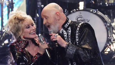 Lo que realmente pasó en el encuentro entre Rob Halford y Dolly Parton: “¡Me empezó a limpiar la barba!”
