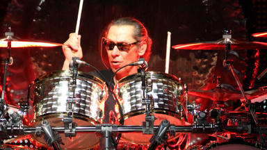 ¿Te imaginas tener un ejemplar de las memorias de Alex Van Halen firmado por el propio batería?