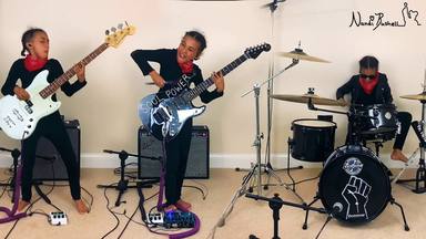 Nandi Bushell, la niña que emocionó a Tom Morello, toca Audioslave con la guitarra que le regaló el músico
