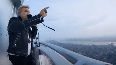 Billy Idol sorprente tocando “Rebel Yell” desde el Empire State Bulding de Nueva York