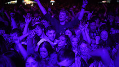 Así fue el concierto “de la antigua normalidad” en Liverpool, con 5000 personas sin mascarilla ni distancia