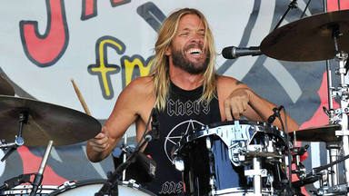 100 baterías realizan un emocionante homenaje a Taylor Hawkins (Foo Fighters): así tocaron "My Hero"