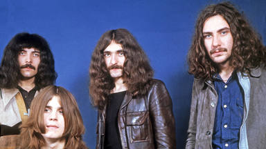 Así intentó Ozzy Osbourne quemar a su batería en Black Sabbath: “Ni se inmutó, sólo siguió bebiendo cerveza”